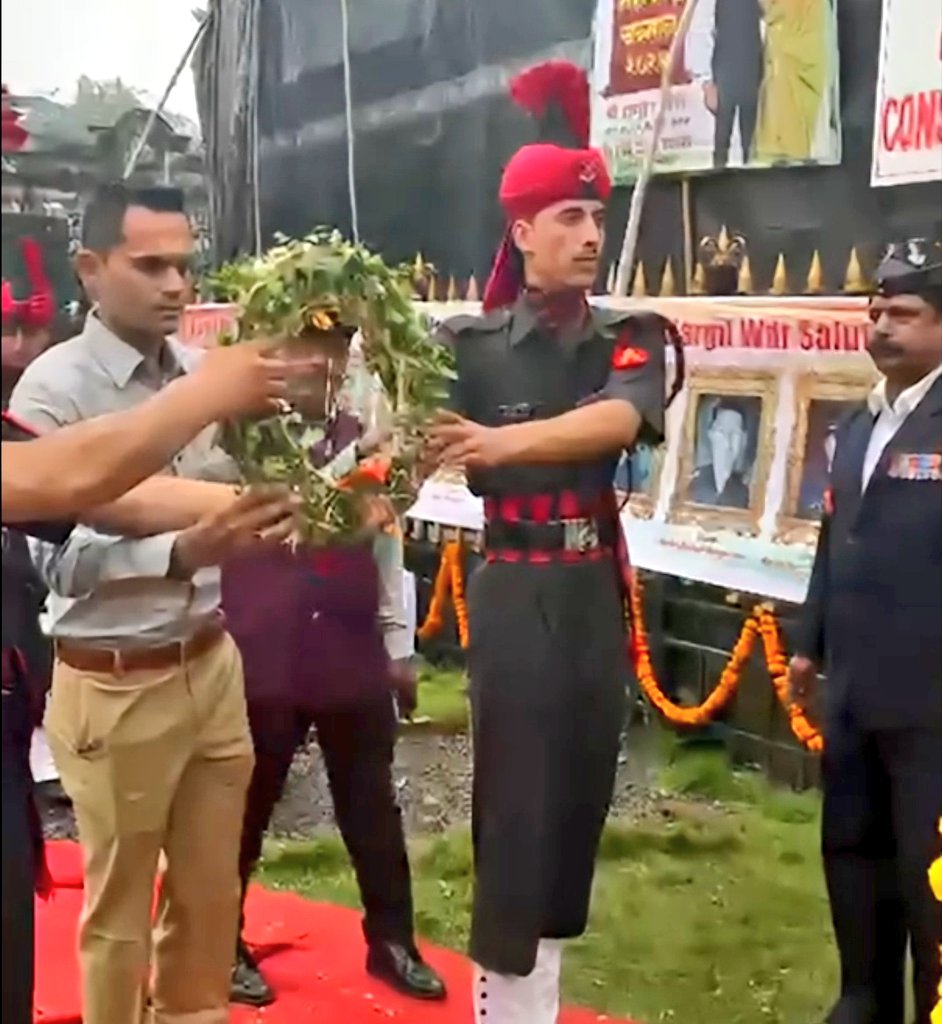 swankhede_IRS's tweet image. Paid solemn tribute to valiant Kargil heroes at the Smarak, CSMT. Their bravery continues to inspire generations. We salute their unwavering dedication to the nation. Their sacrifice is a reminder of the true meaning of patriotism. Let us forever honor their legacy, Jai Hind 🇮🇳