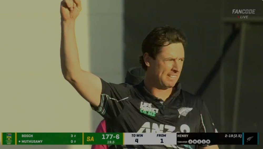 Lommy0Tatham's tweet image. Defended 7 runs in the last over against Dewald Brevis and George Linde.
The LEGEND Matthew James Henry 🔥🔥🐐