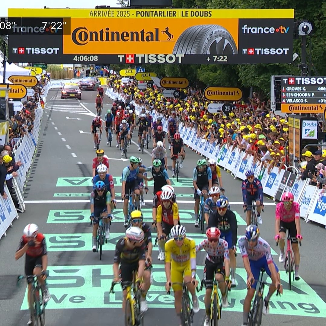 Stroppa_Del's tweet image. Jonas congratulates Pogi after the finish #TDF2025