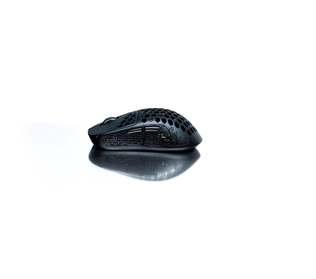 __BoIo's tweet image. Unius Black Lotus
Carbon composite mouse coming in at 41g on my scale with full skates. Solid build with a shape that is similar to the Op1 with a slightly wider rear which feels comfortable to me. 8k out of the box. Will be putting some more time on this. So far so good.