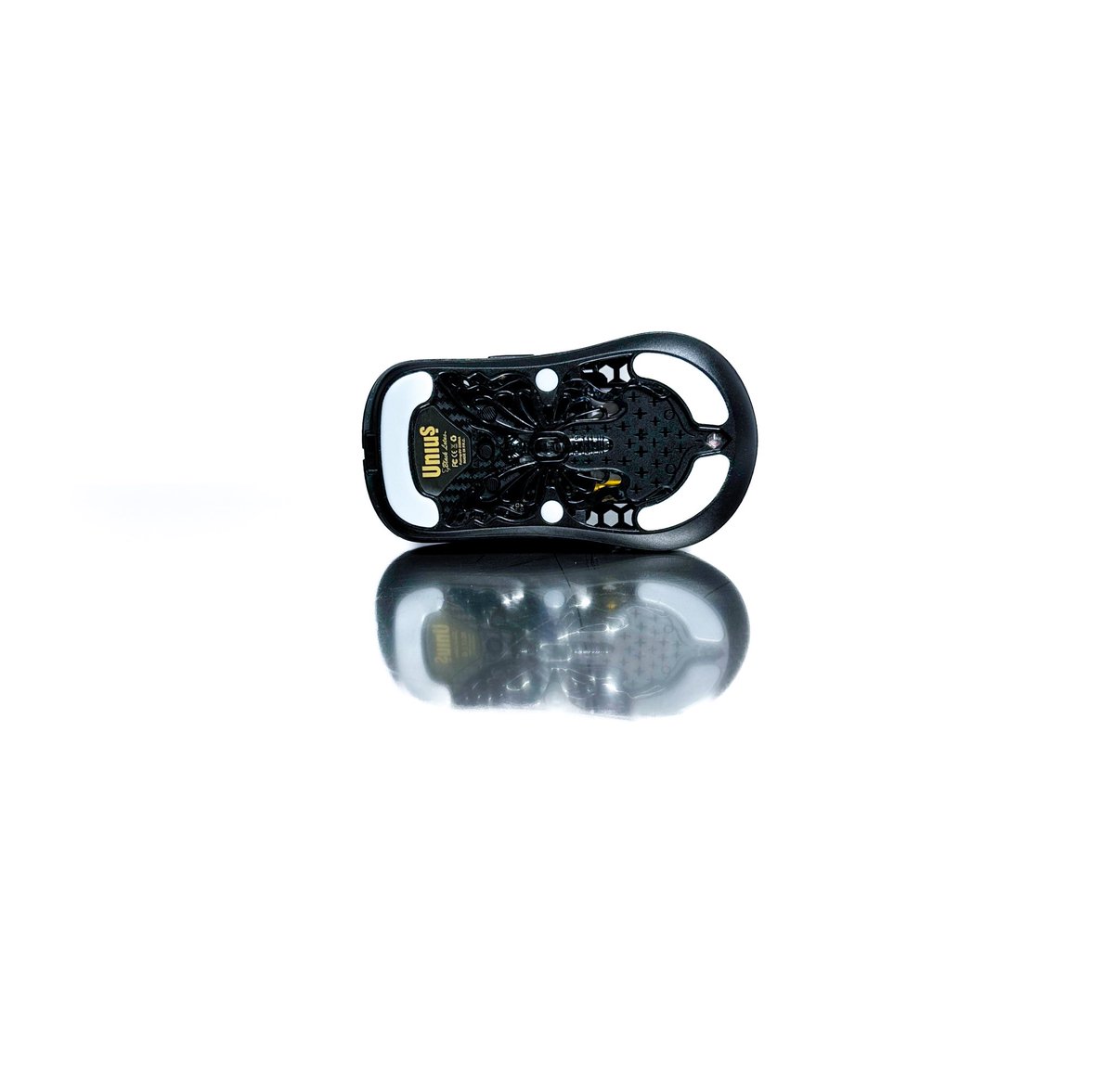 __BoIo's tweet image. Unius Black Lotus
Carbon composite mouse coming in at 41g on my scale with full skates. Solid build with a shape that is similar to the Op1 with a slightly wider rear which feels comfortable to me. 8k out of the box. Will be putting some more time on this. So far so good.