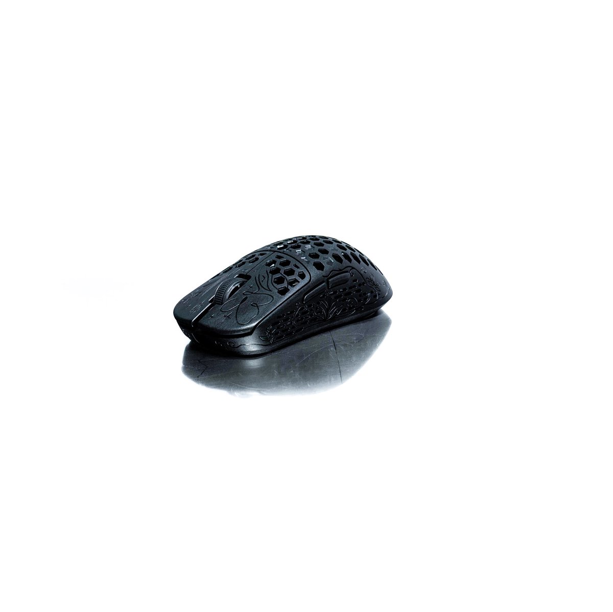 __BoIo's tweet image. Unius Black Lotus
Carbon composite mouse coming in at 41g on my scale with full skates. Solid build with a shape that is similar to the Op1 with a slightly wider rear which feels comfortable to me. 8k out of the box. Will be putting some more time on this. So far so good.