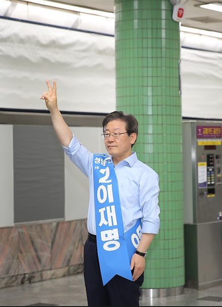 alslalsl_'s tweet image. 기여워서 오로로로롤ㄹ 하고싶음
근데 진짜 이재명의 시간은 지멋대로 감 이재명 하라버디 하지만 2017년부턴 아저씨임