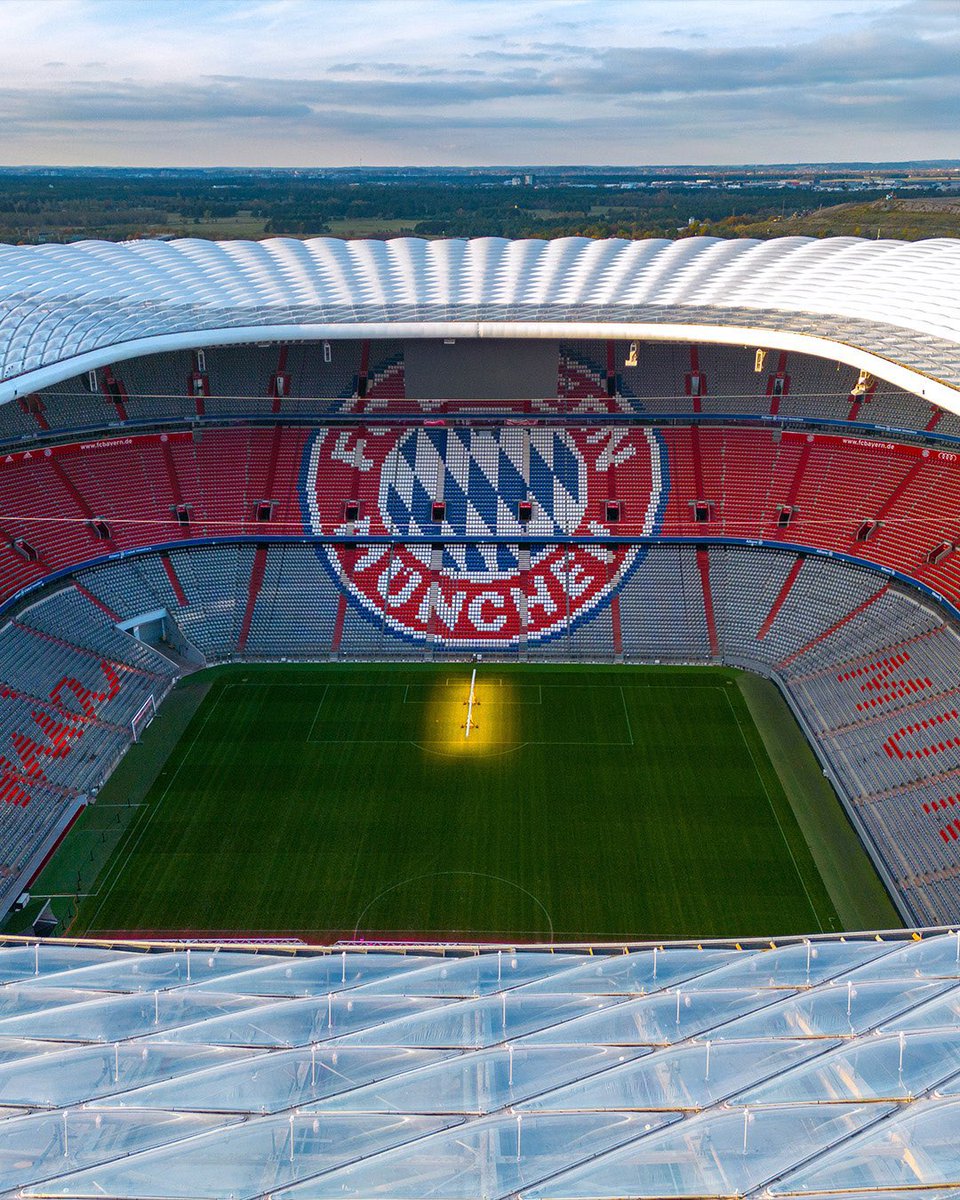 FCBayernES's tweet image. 𝗖𝗮𝗱𝗮 𝘃𝗲𝘇 𝗳𝗮𝗹𝘁𝗮 𝗺𝗲𝗻𝗼𝘀 🏟️😍
¿Quieres ir al amistoso contra el Olympique Lyon en el #AllianzArena?
Los boletos ya están a la venta: fc.bayern/TicketsOL 🎟️
#FCBayern #MiaSanMia | #FCBOL