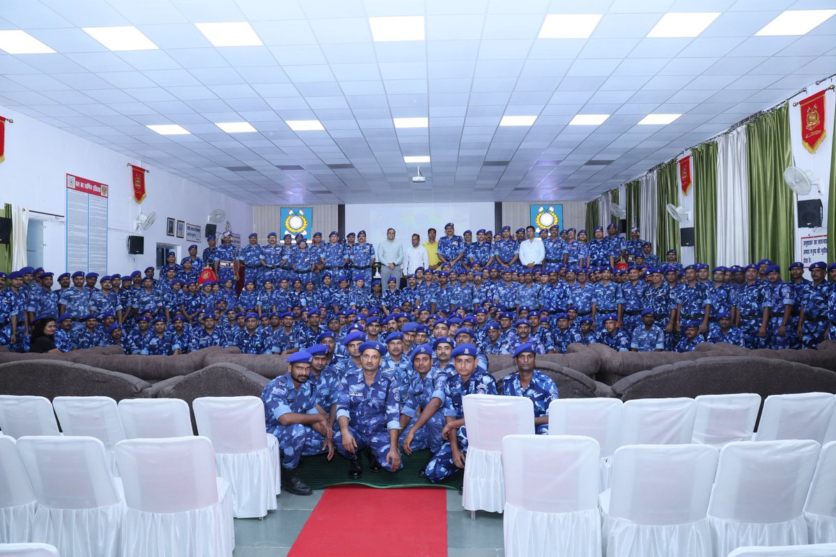 091bn's tweet photo. @91Bn  #RAF #crpfindia Lucknow a motivational session was taken by Shri L. Venkateshwar Lu (IAS) and Dr. Vikrant Singh Tomar, guiding personnel on self-development &amp; stress management.  #RAFIndia #Leadership #Motivation. https://t.co/GHilFOrEOM