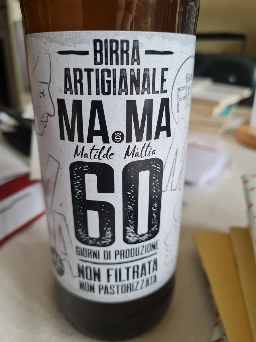 WalterRossi2's tweet image. Il poeta, di solito, è uno squilibrato. Nessuno lo vuole come amico. E così, per stasera, ho preso due birre di Matilde e Mattia. Una per me e una per Dino Campana, il gatto della Guardiana. C&apos;è il malto d&apos;orzo. C&apos;enno i luppoli e i lieviti. E c&apos;è l&apos;acqua umbra, di Gualdo Tadino.