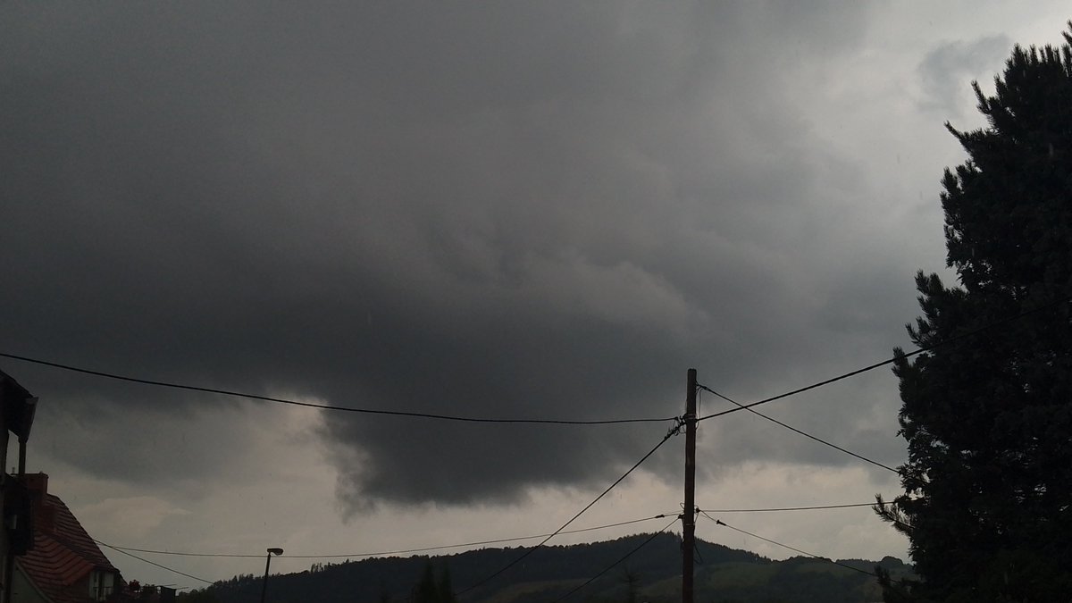 MeteoSynop's tweet image. Parno dziś. Przed 16:00 popadało.

Nowa Ruda, 17:00:
☁️⩾7/8 - Cb cal i tow. (4/8), Ac, Cs (Cʟ = 3, Cᴍ = 7, Cʜ = 8)
temperatura: 20,0°C
temp. pkt. rosy: 16,4°C
wiatr 290° (WNW) o prędkości 3 m/s
widzialność: 35 km
ciśnienie względne: 1012,6 hPa⬇️(-0,9 hPa/3h)

@MeteoprognozaPL