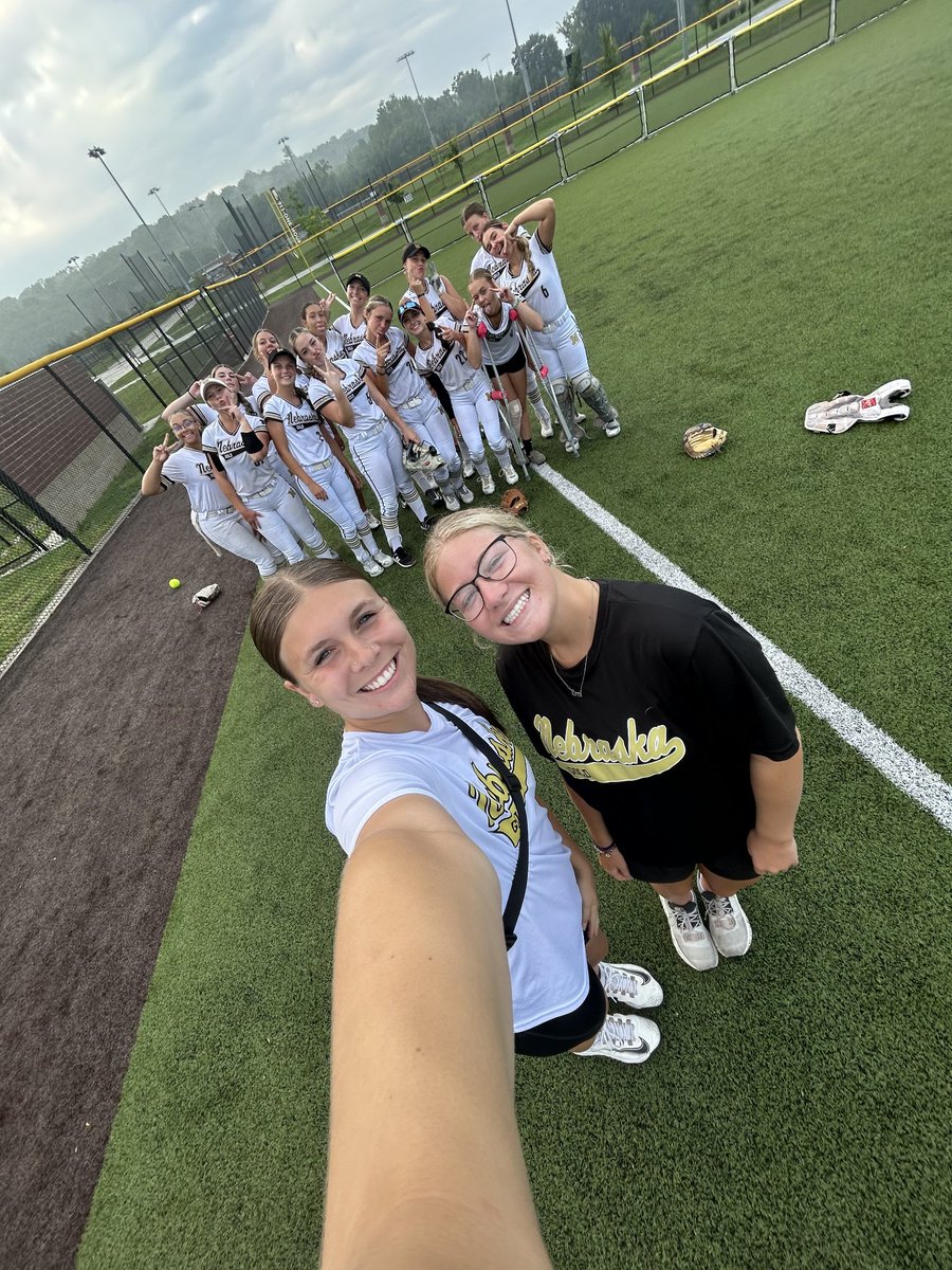 These girls decided it was too easy to win the 1st bracket game. They battled through the loser bracket and earned a spot in the top 4. Proud of their fight! #nebraskagold