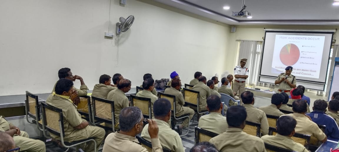 HYDTP's tweet image. #HYDTPweBringAwareness
Today, Sri. C. Venu Gopal Reddy, Addl. DCP Trf-I along with @TTIBegumpet staff, conducted a Traffic Awareness Program for the employees & drivers of @TGSRTCHQ at Jublee Bus Station, Secunderabad and sensitised them on #TrafficRules
#TrafficEducation