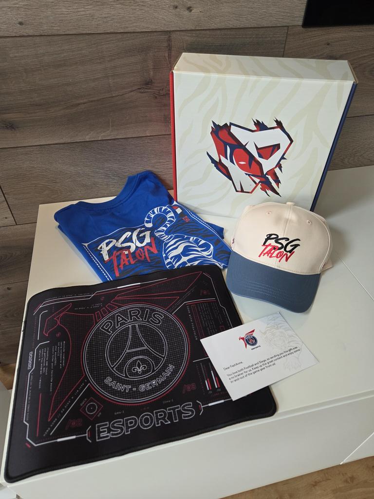 FastAnne_'s tweet image. "𝘠𝘰𝘶 𝘤𝘢𝘯 𝘳𝘶𝘯 𝘣𝘶𝘵 𝘺𝘰𝘶 𝘤𝘢𝘯'𝘵 𝘩𝘪𝘥𝘦"
How cool is this amazing package @psgtalonr6 sent to me to celebrate the release of their Deimos bundle!
And they know me so well, with the text on that card 🥹🥰
