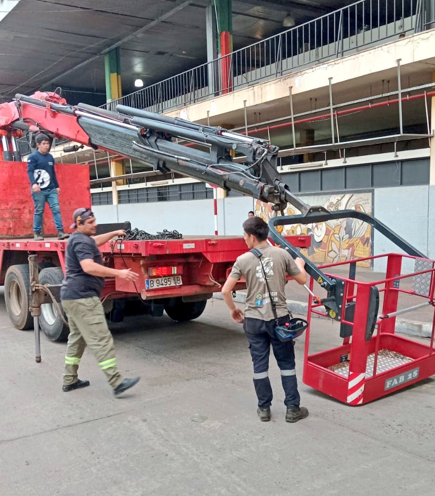 asu_transito's tweet image. En la mañana de este sábado 👨🏼✈️ Agentes de la PMT cubren la zona de la Estación de Buses de Asunción, trabajos de ingeniería con equipos pesados. #AsuTransito