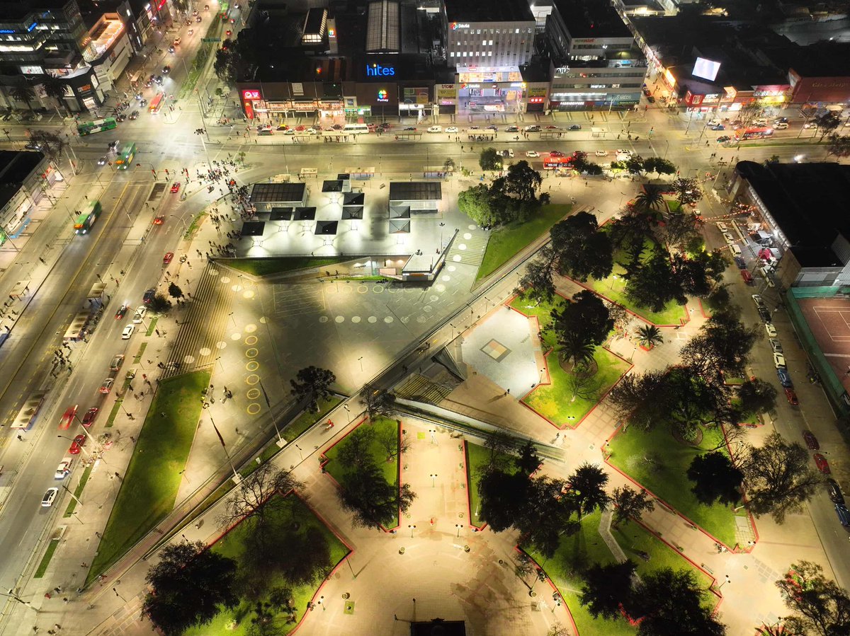 Hace un tiempo una vecina me comentaba que la Plaza de Maipú estaba muy oscura, y que ella sentía inseguridad cada vez que iba y volvía de su pega por este motivo. 
Nos pusimos manos a la obra, recambiamos todas las luminarias a LED y agregamos varias más en puntos estratégicos.