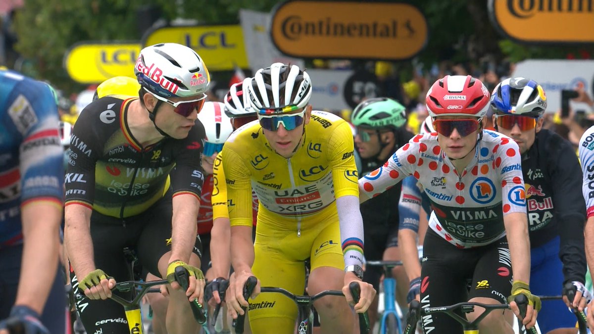 Stroppa_Del's tweet image. Wout and Jonas congratulating Pogi for his Tour win ... #TDF2025