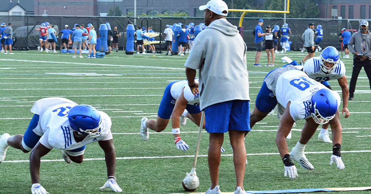 JayhawkSlant's tweet image. Practice Thoughts: Some interesting alignments with the defense and what players were running with the first and second team. #kufball
Updates: on3.com/boards/threads…