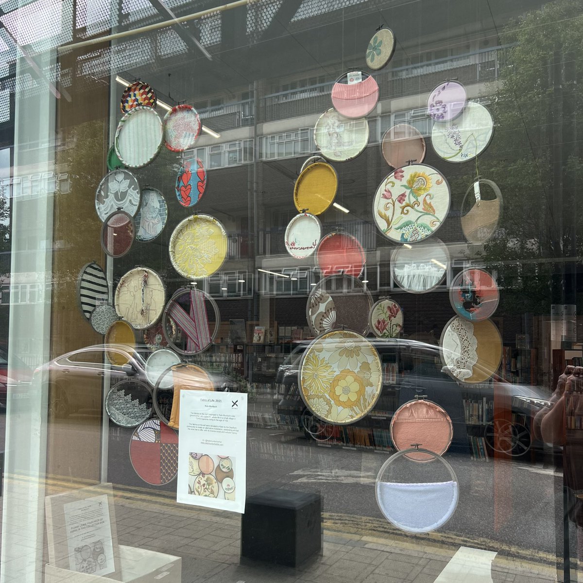 maxinthebox's tweet image. Shout out to #DeptfordX with another fine show of community creativity that ends today

These window pieces at #DeptfordLounge caught my eye… particularly the circular fabric work of @katemurdochart 

Good stuff 👍