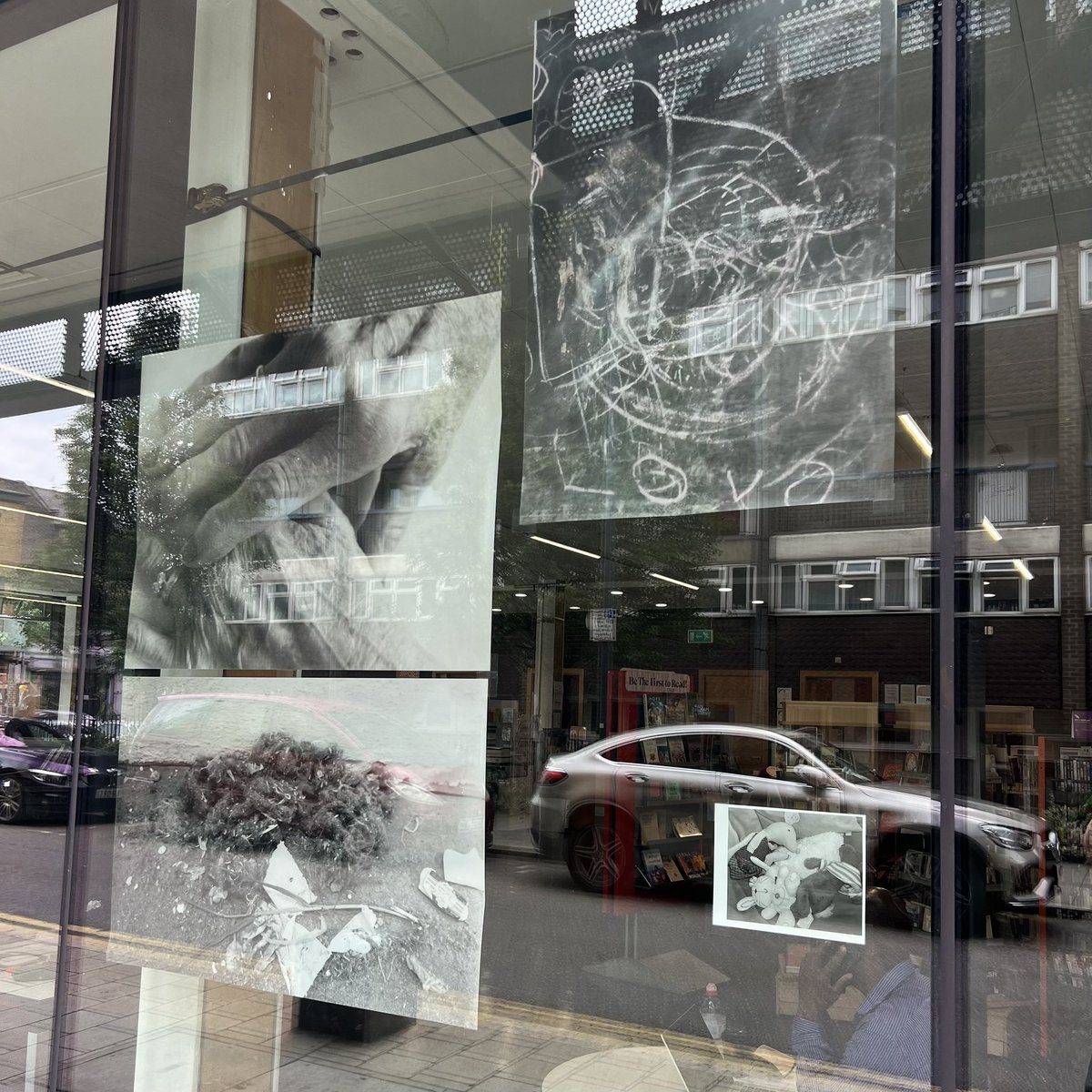 maxinthebox's tweet image. Shout out to #DeptfordX with another fine show of community creativity that ends today

These window pieces at #DeptfordLounge caught my eye… particularly the circular fabric work of @katemurdochart 

Good stuff 👍