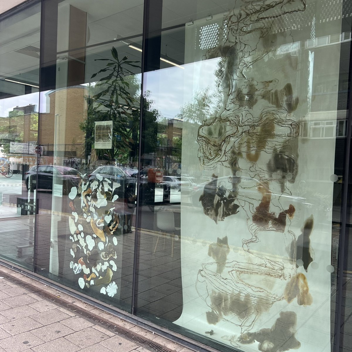 maxinthebox's tweet image. Shout out to #DeptfordX with another fine show of community creativity that ends today

These window pieces at #DeptfordLounge caught my eye… particularly the circular fabric work of @katemurdochart 

Good stuff 👍