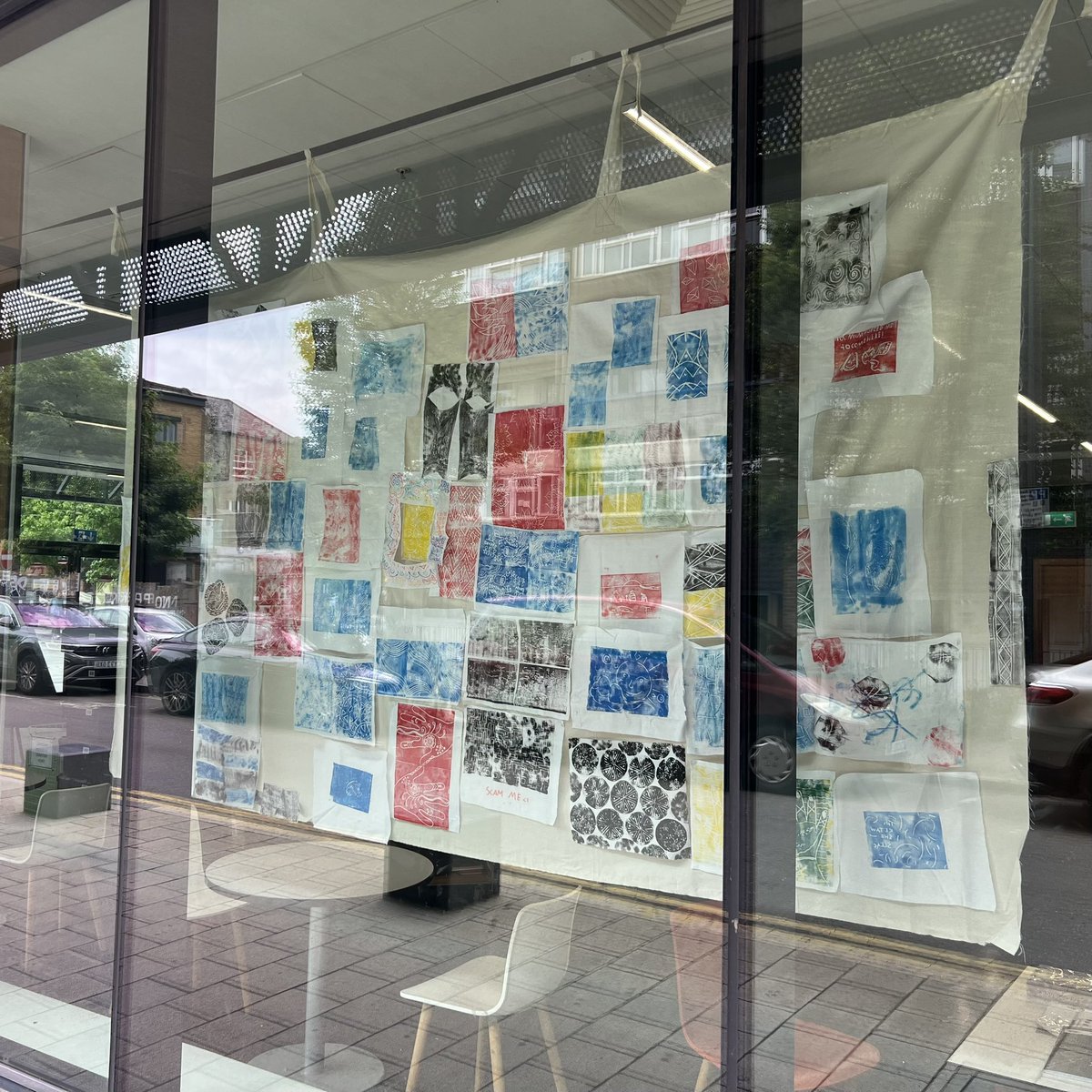 maxinthebox's tweet image. Shout out to #DeptfordX with another fine show of community creativity that ends today

These window pieces at #DeptfordLounge caught my eye… particularly the circular fabric work of @katemurdochart 

Good stuff 👍