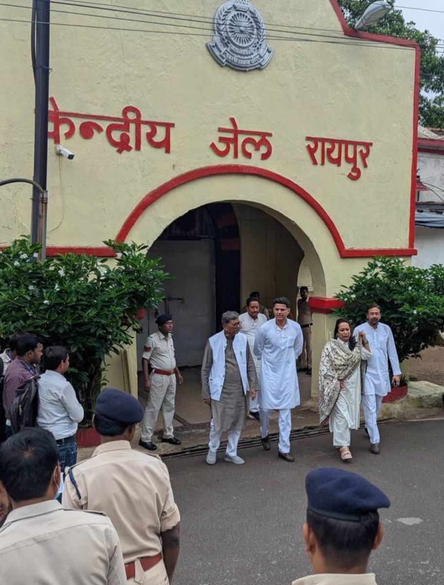 LutyensMediaIN's tweet image. कांग्रेस महासचिव सचिन पायलट ने आज रायपुर जेल में चैतन्य बघेल से मुलाकात की।