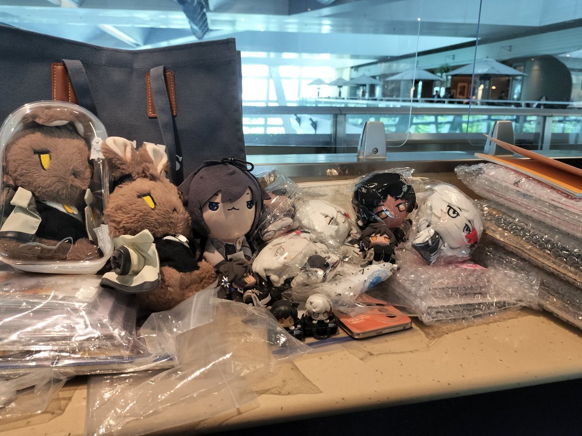 sideeffect1225's tweet image. 今天跟瑞老師見面交接了很多✴️🐦物品，收到了一籃子努努