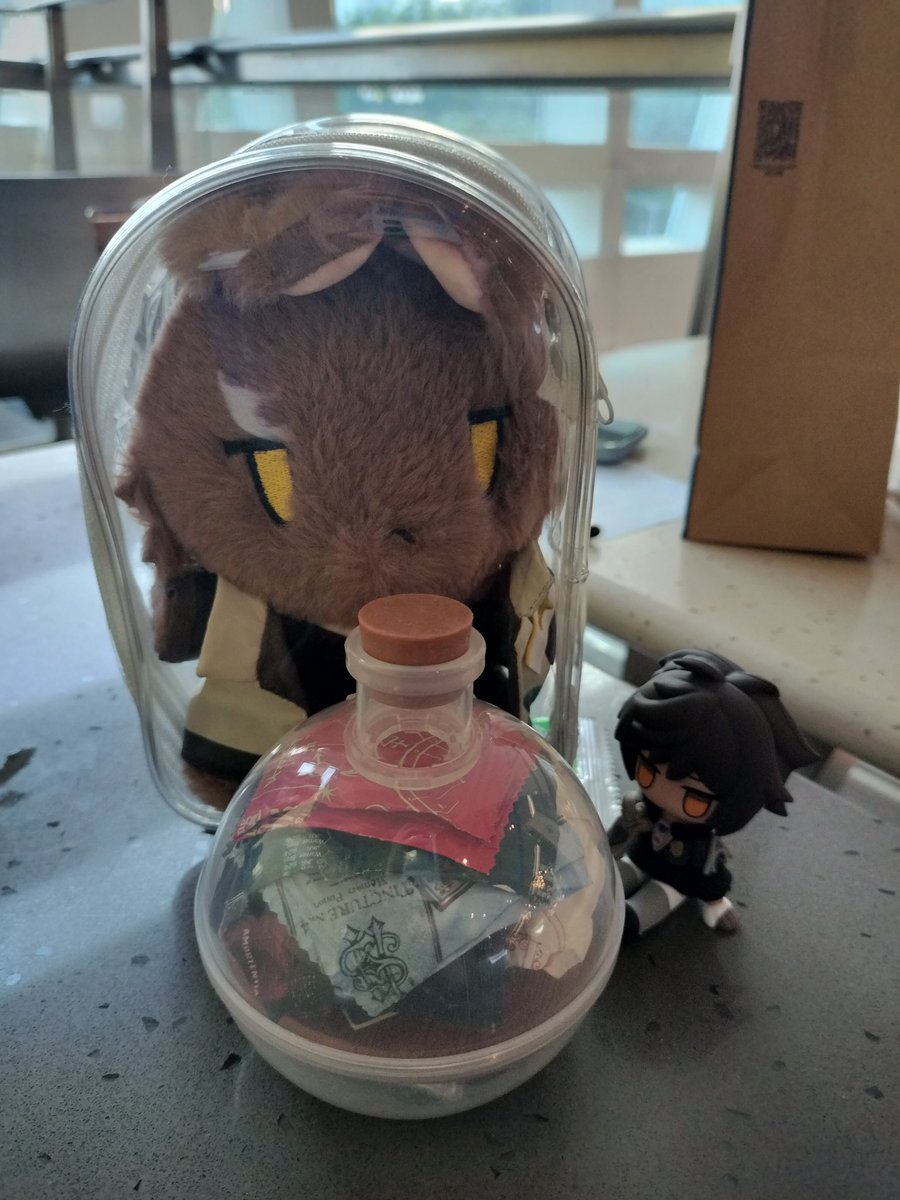 sideeffect1225's tweet image. 今天跟瑞老師見面交接了很多✴️🐦物品，收到了一籃子努努