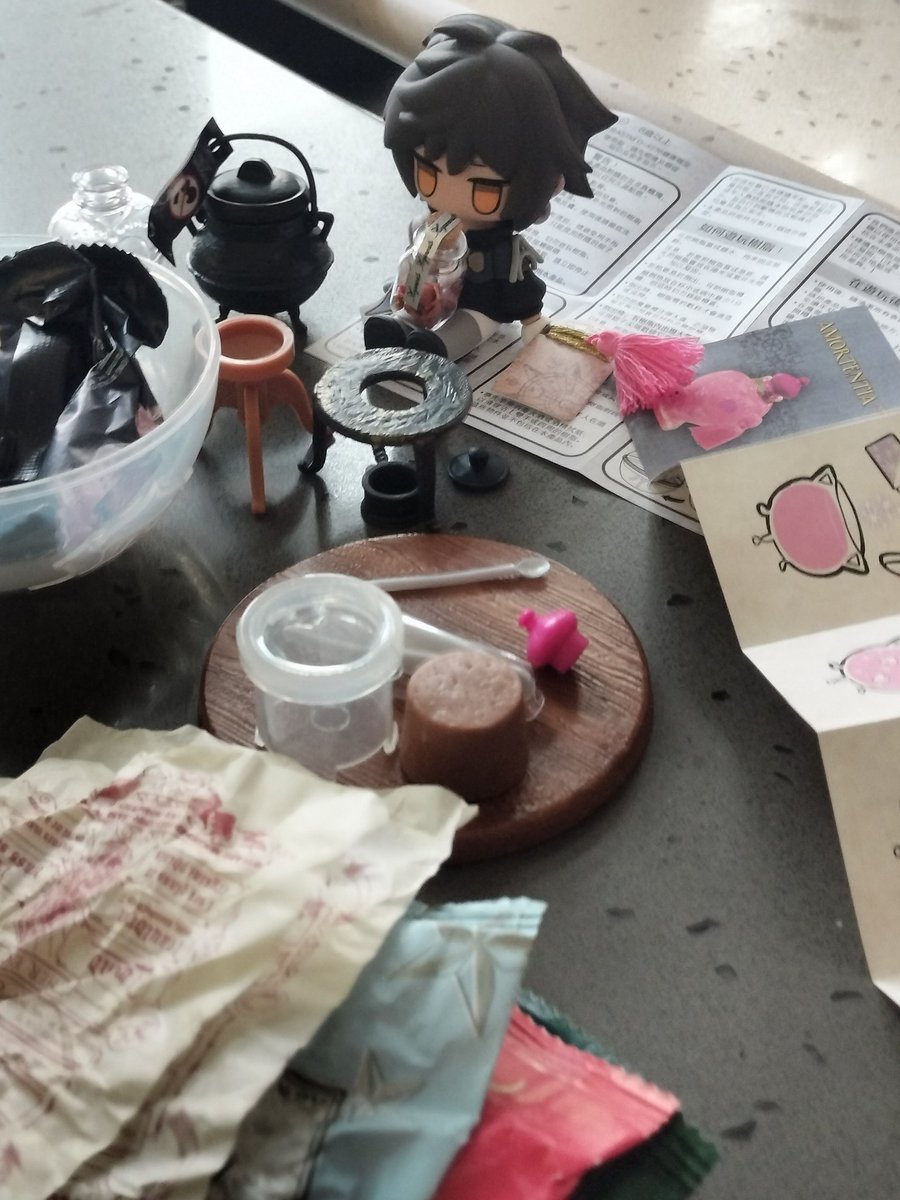 sideeffect1225's tweet image. 今天跟瑞老師見面交接了很多✴️🐦物品，收到了一籃子努努