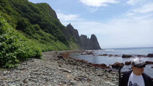 RecordsBdg's tweet image. 胆振鉏(いふりさへ)をゆく39
蓬莱門は室蘭最大の秘境
月一の最大干潮時に、崖を下り、石浜を行軍する
カムイのマサカリが岩になったという伝説
明日、新曲「チャラツナイの蓬莱門」、X発表
このあと順次発表する、室蘭神話3編のオープニングインストナンバーです
MVは巨岩までの道中も見れますよ😲