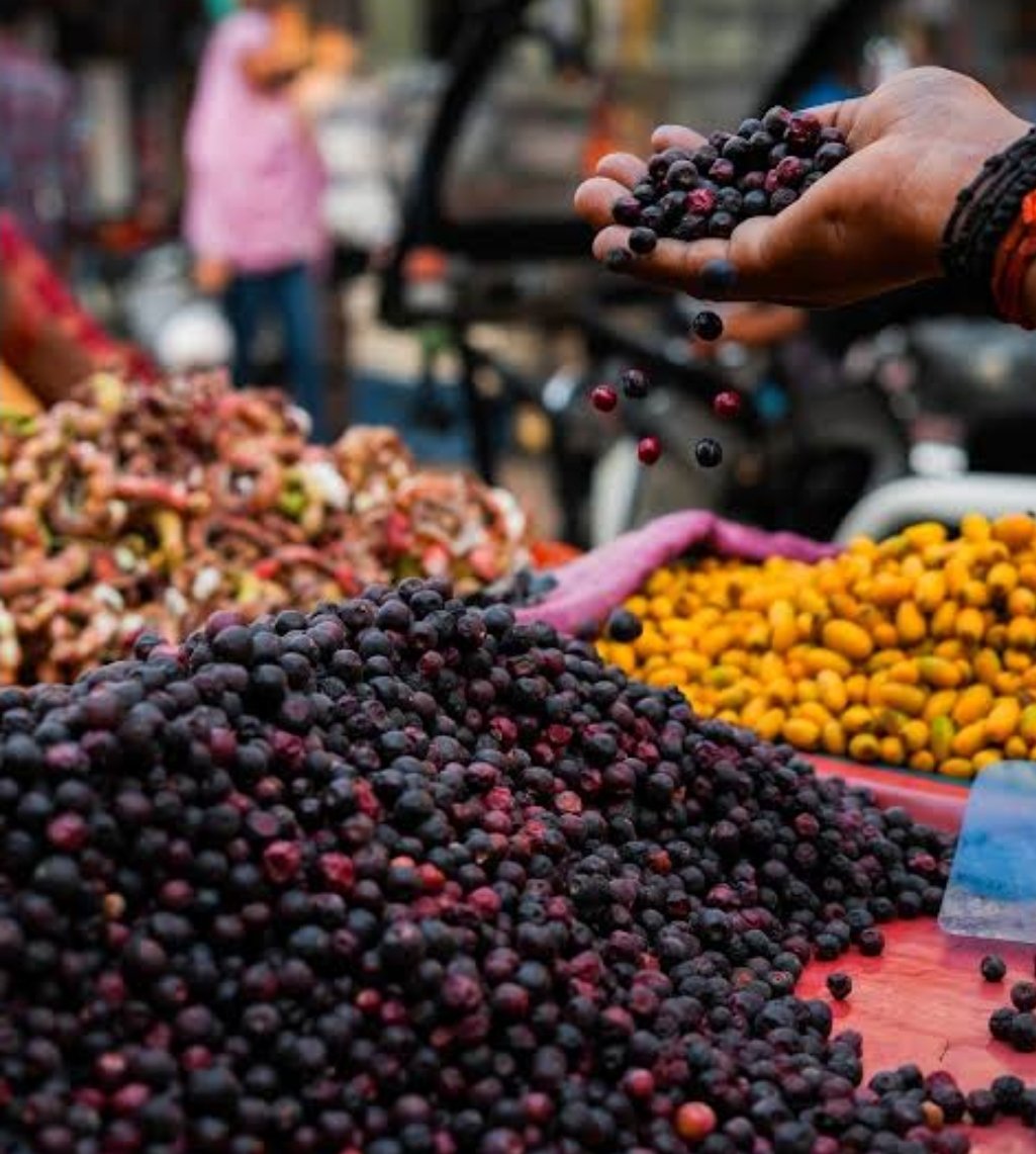 AbidZaidi1's tweet image. Faalsa being sold on roadside at Rs.20/- per kg, a few years back, to Malls selling Imported Cherries at Rs.2000/- per kg today... we have come a long long way...
Can someone give me the nutrional values of these two fruits?
🙄