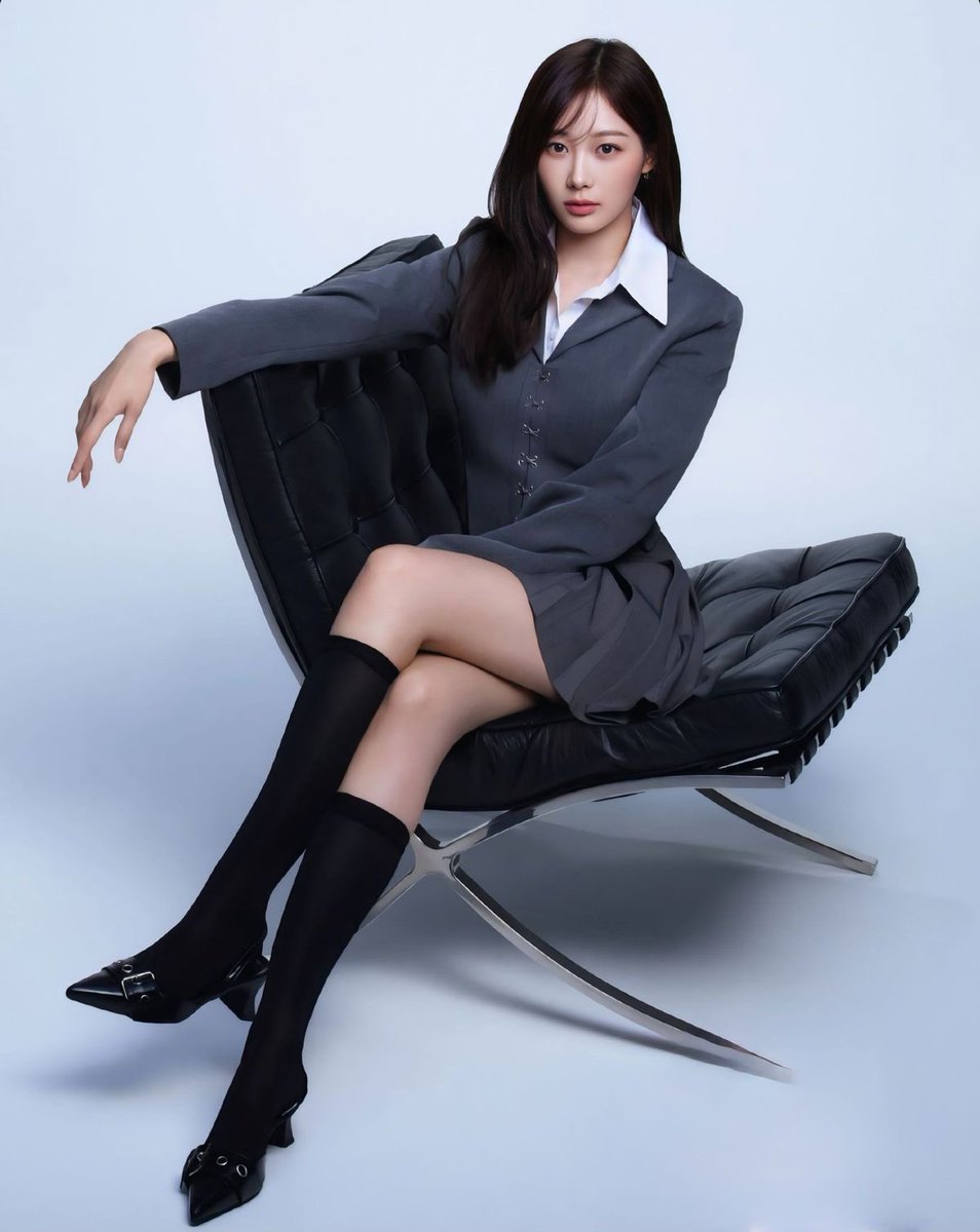 yzv1_'s tweet image. “karina stand up NOW” 

giselle: