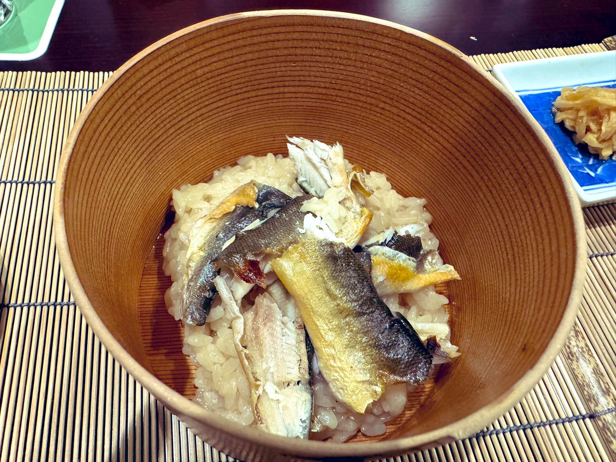 hiroyayuki's tweet image. 日本一の鮎料理を食べたくて、
島根の山奥に佇む名店「美加登家」へ。
清流日本一にも輝く高津川に生息する鮎
だからこその新鮮さと見たことない大きさ…
カリふわで頭から苦みなく食べられるだけでなく
あらゆる調理方法で鮎三昧。
食は体験の根本。一生忘れられない思い出です。