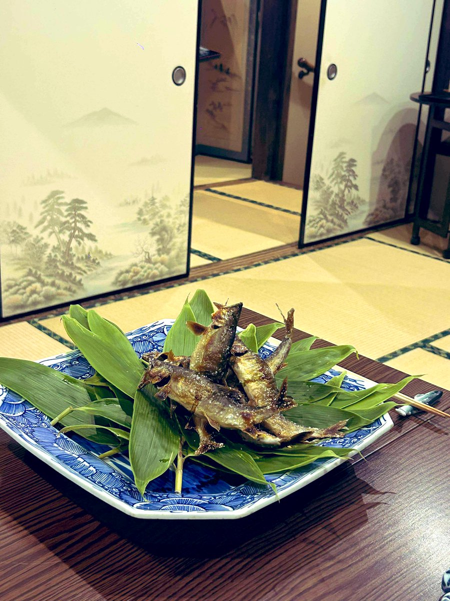 hiroyayuki's tweet image. 日本一の鮎料理を食べたくて、
島根の山奥に佇む名店「美加登家」へ。
清流日本一にも輝く高津川に生息する鮎
だからこその新鮮さと見たことない大きさ…
カリふわで頭から苦みなく食べられるだけでなく
あらゆる調理方法で鮎三昧。
食は体験の根本。一生忘れられない思い出です。