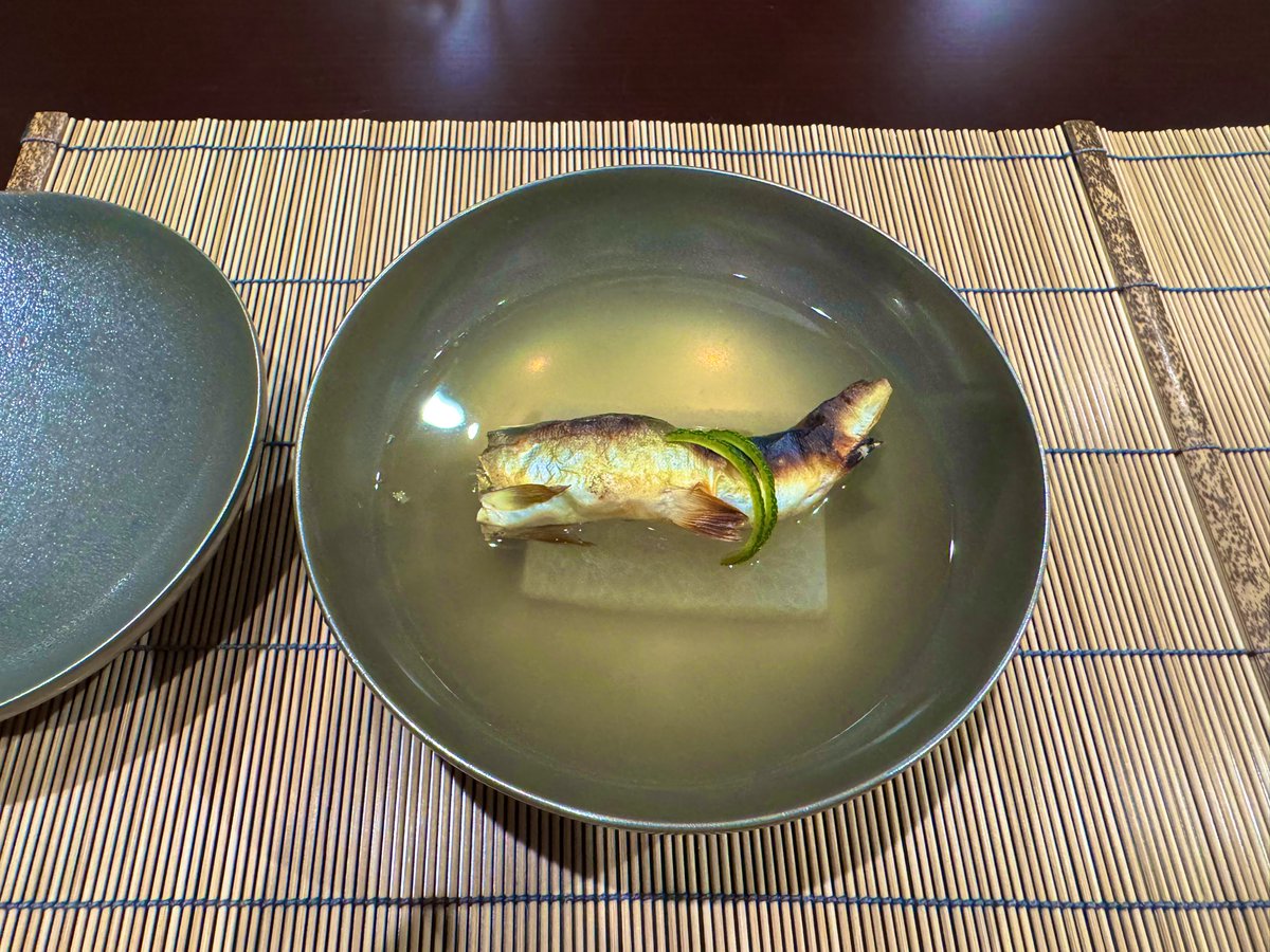 hiroyayuki's tweet image. 日本一の鮎料理を食べたくて、
島根の山奥に佇む名店「美加登家」へ。
清流日本一にも輝く高津川に生息する鮎
だからこその新鮮さと見たことない大きさ…
カリふわで頭から苦みなく食べられるだけでなく
あらゆる調理方法で鮎三昧。
食は体験の根本。一生忘れられない思い出です。