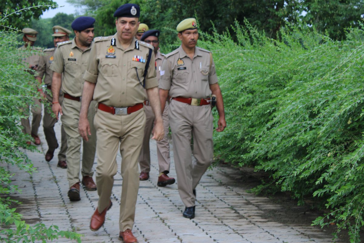 दिनांक 25.07.25 को ADG श्री ज्योति नारायण, संस्था प्रमुख, PTS कालपी महोदय द्वारा साप्ताहिक शुक्रवार परेड व प्रशिक्षुओं की परेड का निरीक्षण किया गया।गुणवत्तापूर्ण प्रशिक्षण हेतु आवश्यक दिशा-निर्देश दिए गए।अन्य वरिष्ठ अधिकारीगण भी उपस्थित रहे।