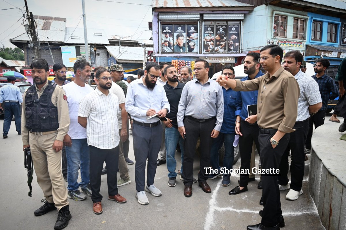 The Shopian Gazette (@shopiangazette) on Twitter photo DC Shopian <a href="/shishrgupta/">Shishr Gupta</a> assesses traffic management in Shopian town,
Instructs for taking corrective measures for streamlining traffic <a href="/DistrictShopian/">District Shopian</a>
<a href="/DivComKash/">Divisional Commissioner Kashmir</a> <a href="/TheAnjumKhaan/">خٹک Anjum 🇮🇳</a> <a href="/MCShopian/">Municipal Council Shopian</a> <a href="/OfficeOfLGJandK/">Office of LG J&K</a> <a href="/OmarAbdullah/">Omar Abdullah</a> DC Shopian <a href="/shishrgupta/">Shishr Gupta</a> assesses traffic management in Shopian town,
Instructs for taking corrective measures for streamlining traffic <a href="/DistrictShopian/">District Shopian</a>
<a href="/DivComKash/">Divisional Commissioner Kashmir</a> <a href="/TheAnjumKhaan/">خٹک Anjum 🇮🇳</a> <a href="/MCShopian/">Municipal Council Shopian</a> <a href="/OfficeOfLGJandK/">Office of LG J&K</a> <a href="/OmarAbdullah/">Omar Abdullah</a>