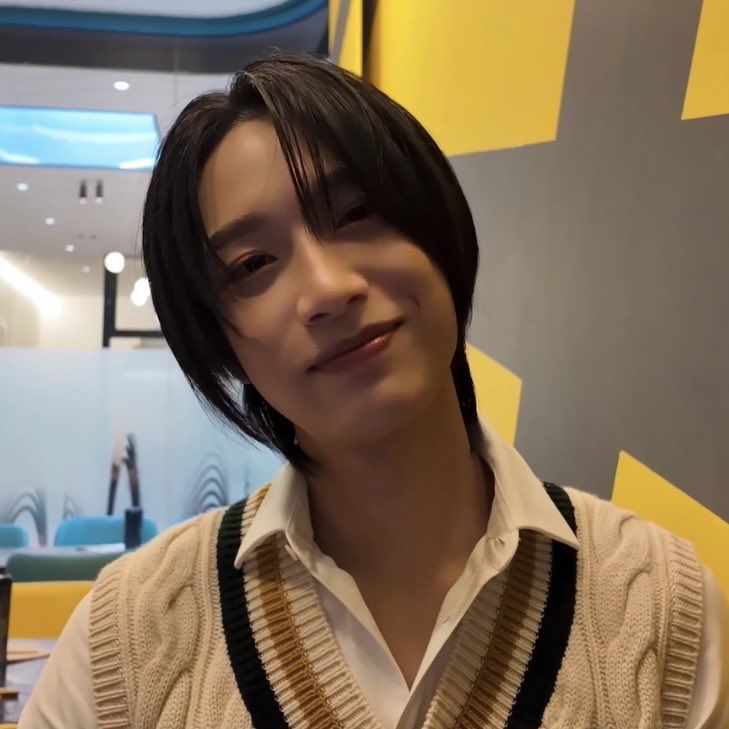 bunienice's tweet image. แล้วน้องนั่งยิ้มหวานตุวจ๋องตาแป๋วอยู่ฝั่งตรงข้ามคนเดียว อีกฝั่งเขากะแกล้งแซวหนู55555555 น่าเอ็นดูมากกมีแต่คนชอบแกล้งหนุหรอมาฟ้องแม่เลย 😆🫳🏻