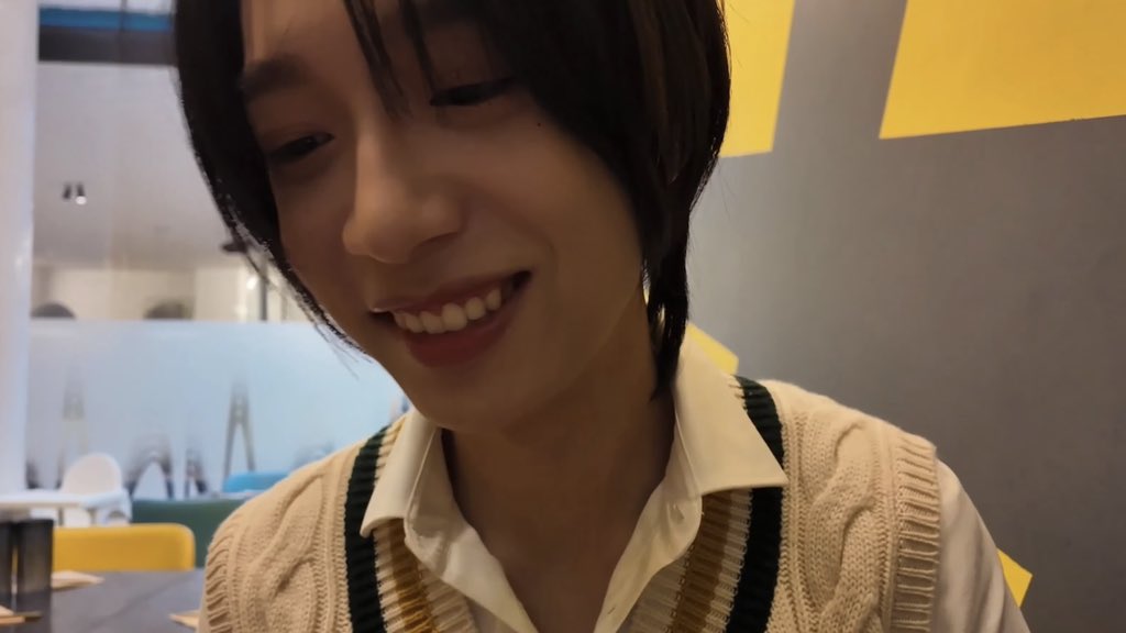 bunienice's tweet image. แล้วน้องนั่งยิ้มหวานตุวจ๋องตาแป๋วอยู่ฝั่งตรงข้ามคนเดียว อีกฝั่งเขากะแกล้งแซวหนู55555555 น่าเอ็นดูมากกมีแต่คนชอบแกล้งหนุหรอมาฟ้องแม่เลย 😆🫳🏻