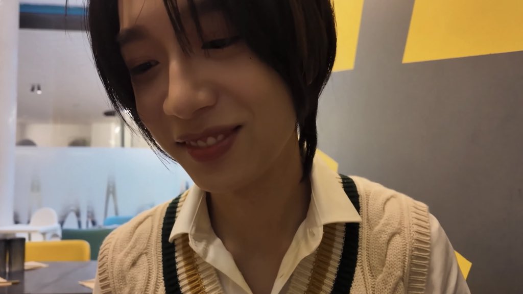 bunienice's tweet image. แล้วน้องนั่งยิ้มหวานตุวจ๋องตาแป๋วอยู่ฝั่งตรงข้ามคนเดียว อีกฝั่งเขากะแกล้งแซวหนู55555555 น่าเอ็นดูมากกมีแต่คนชอบแกล้งหนุหรอมาฟ้องแม่เลย 😆🫳🏻