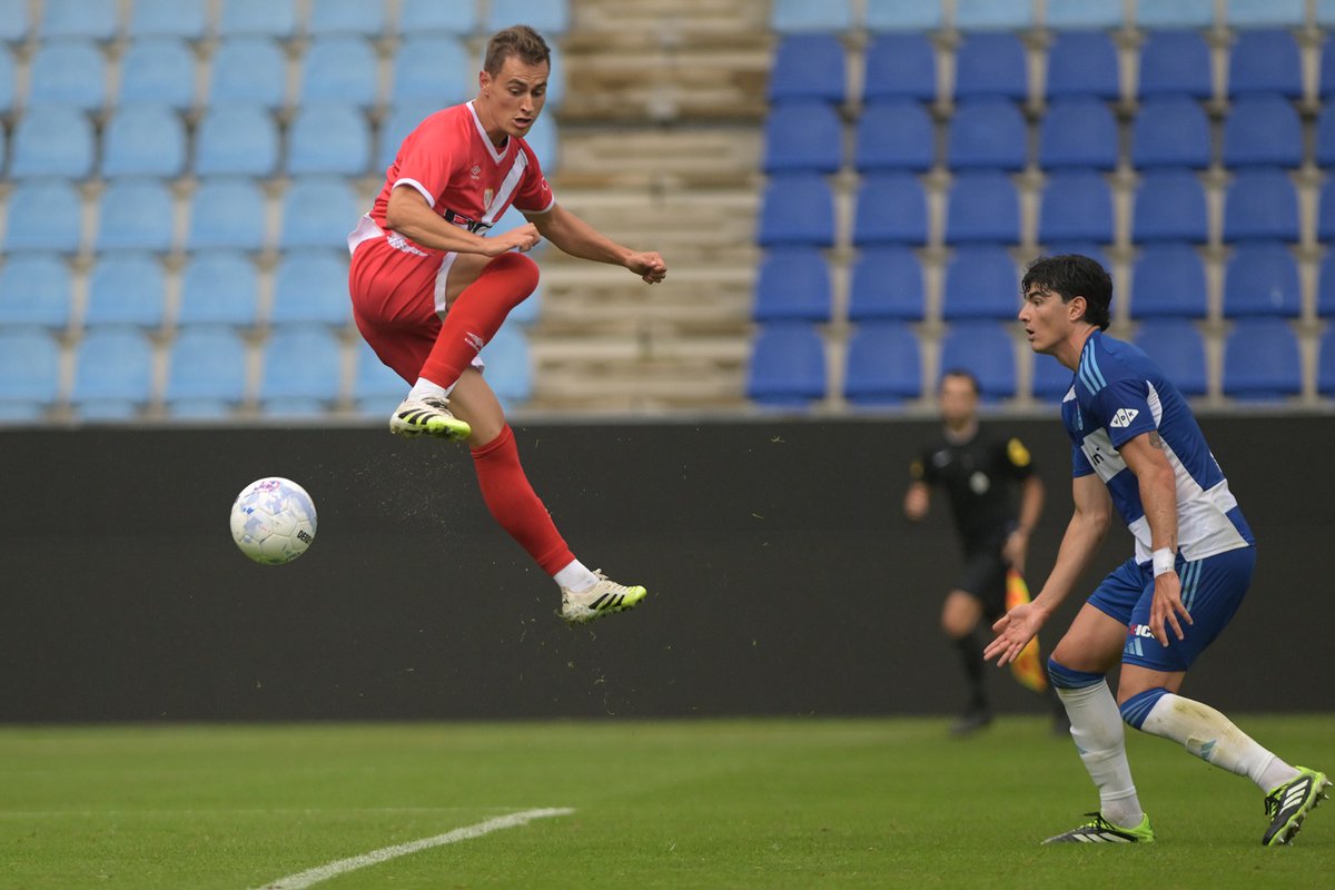 Jorge de Frutos sigue como acabó. Ya no por el gol, más bien, por como presiona, lucha y genera para el Rayo. Mira que Íñigo Pérez no suele tener indiscutibles, pero el chico de la España vaciada sabe que está en un año que puede ser su prime. 

Ojalá sea así 🤘🏻⚡