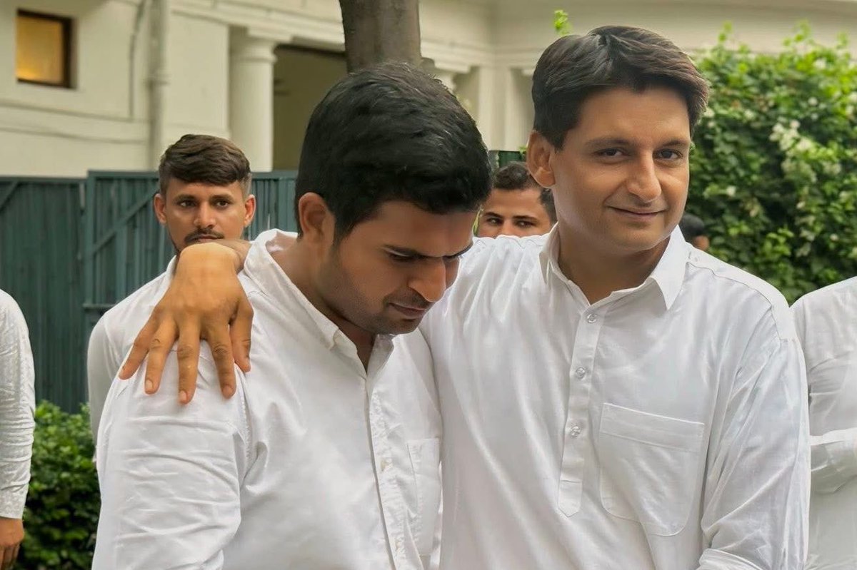 DeependerSHooda's tweet image. पिछले दो दिनों से दिल्ली पुलिस राजनीतिक द्वेष के चलते युवा कांग्रेस के सदस्यों के घरों पर छापेमारी और उनके परिवारजनों को परेशान करने में जुटी हुई है।
दिल्ली प्रदेश युवा कांग्रेस के अध्यक्ष भाई @akshaylakra17 पर फर्जी FIR और गुरुग्राम युवा कांग्रेस के जिलाध्यक्ष भाई…