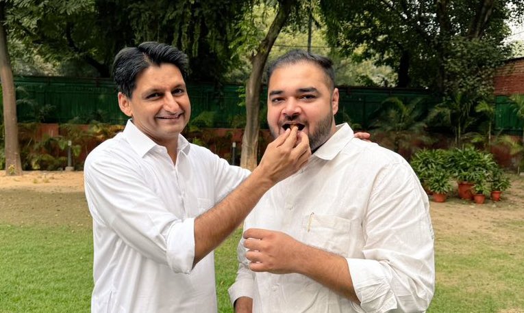 DeependerSHooda's tweet image. पिछले दो दिनों से दिल्ली पुलिस राजनीतिक द्वेष के चलते युवा कांग्रेस के सदस्यों के घरों पर छापेमारी और उनके परिवारजनों को परेशान करने में जुटी हुई है।
दिल्ली प्रदेश युवा कांग्रेस के अध्यक्ष भाई @akshaylakra17 पर फर्जी FIR और गुरुग्राम युवा कांग्रेस के जिलाध्यक्ष भाई…