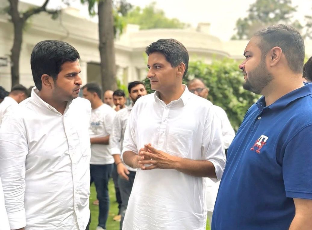 DeependerSHooda's tweet image. पिछले दो दिनों से दिल्ली पुलिस राजनीतिक द्वेष के चलते युवा कांग्रेस के सदस्यों के घरों पर छापेमारी और उनके परिवारजनों को परेशान करने में जुटी हुई है।
दिल्ली प्रदेश युवा कांग्रेस के अध्यक्ष भाई @akshaylakra17 पर फर्जी FIR और गुरुग्राम युवा कांग्रेस के जिलाध्यक्ष भाई…