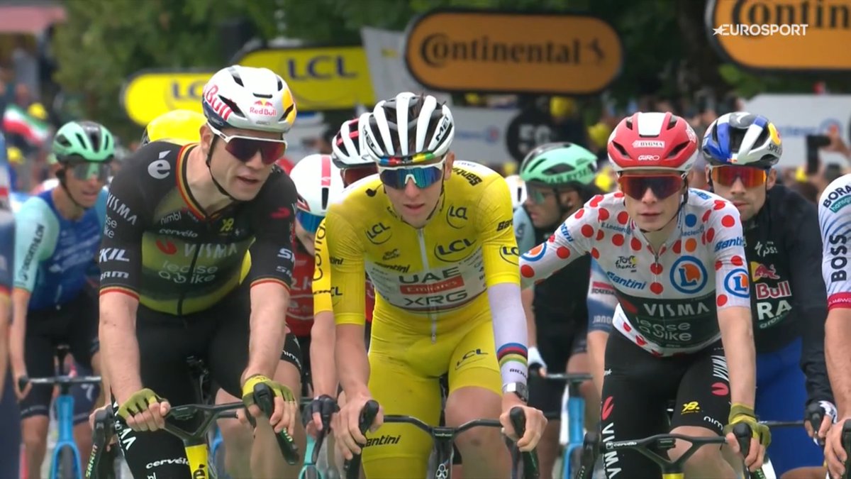 faustocoppi60's tweet photo. Jonas congratulating Tadej in a family photo.
#TDF2025 https://t.co/4NU6vWq2w8