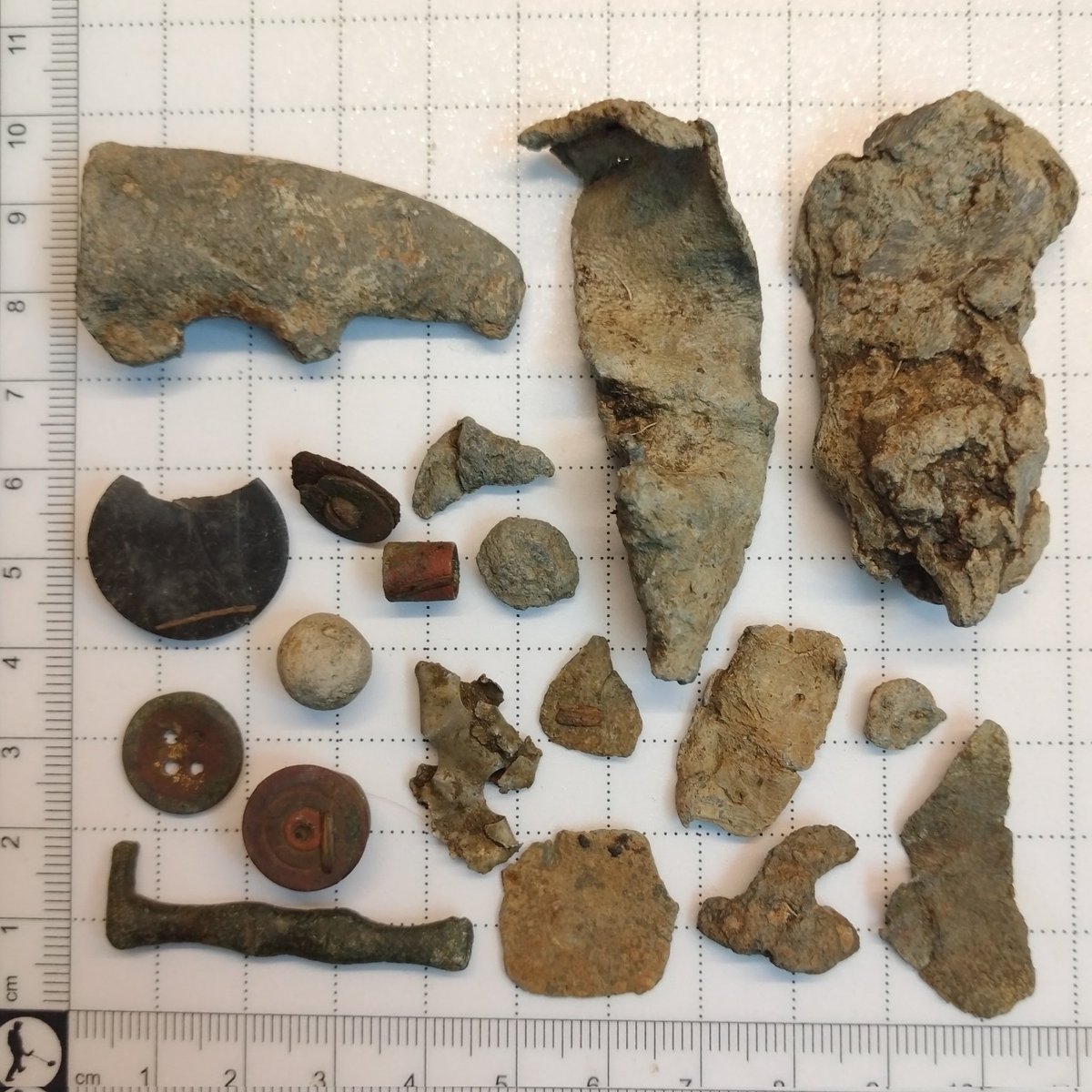 SDetectorist's tweet image. Rained off after a couple of hours, and not much to show for it. But when I'm finding big bits of scrap, there's a good chance that small finds still remain.
Wouldn't have stayed out much longer anyway, taking it easy on shoulder, and it seems to be holding out.