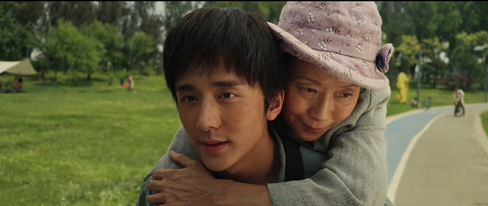 desikideul6's tweet image. It's only a 20 min short film but it managed to make me feel so emotional. Zhang Xincheng, and especially Ye Tong, are doing phenomenal work as expected. The way they bring the story and their character alive is totally what makes this short film so captivating.
#HYMN #未来赞美诗