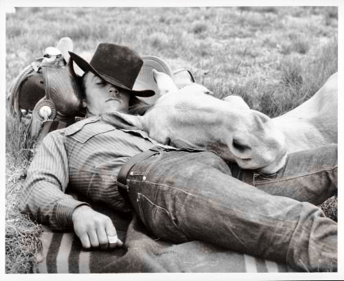 ThatOtherJJ's tweet image. ᴛʜᴇ ᴅᴀɪʟʏ ᴠɪɴᴛᴀɢᴇ ☀️
Cowboy take me away… and closer to you.