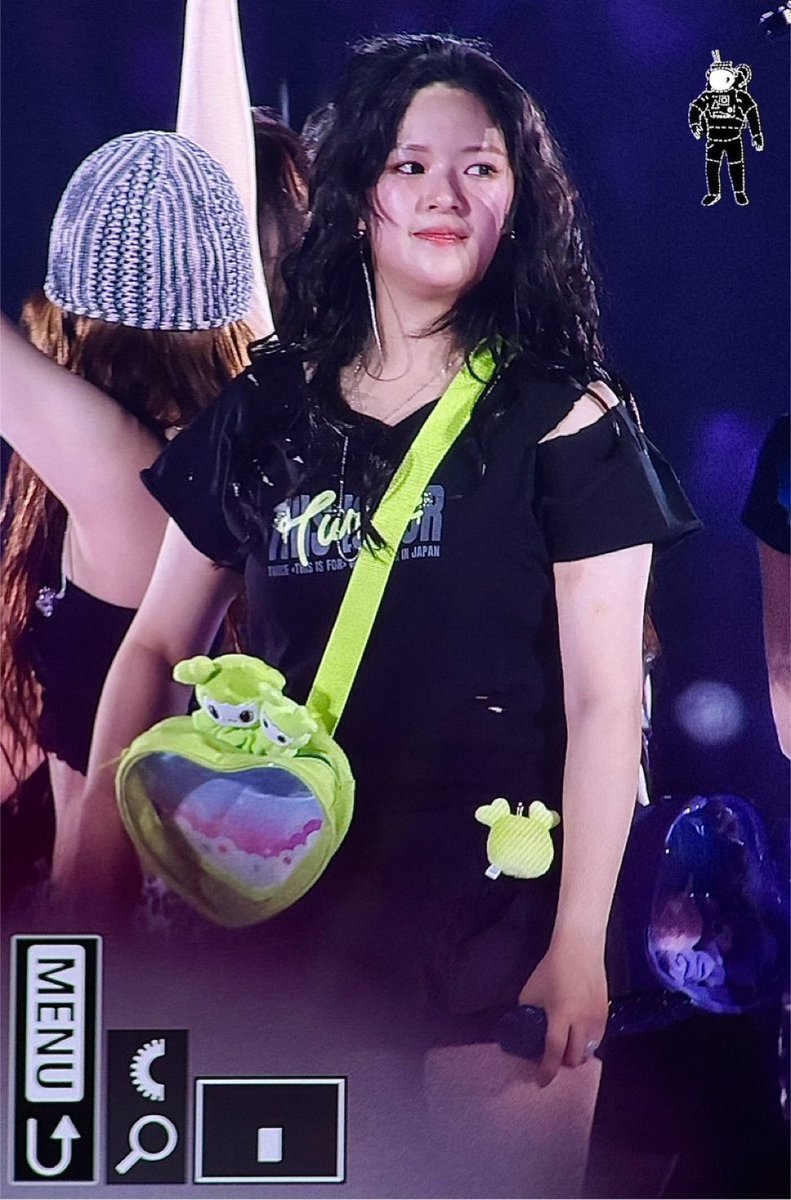 Chienmyoi's tweet image. How can she be both??!!! The woman that you are Yoo Jeongyeon..