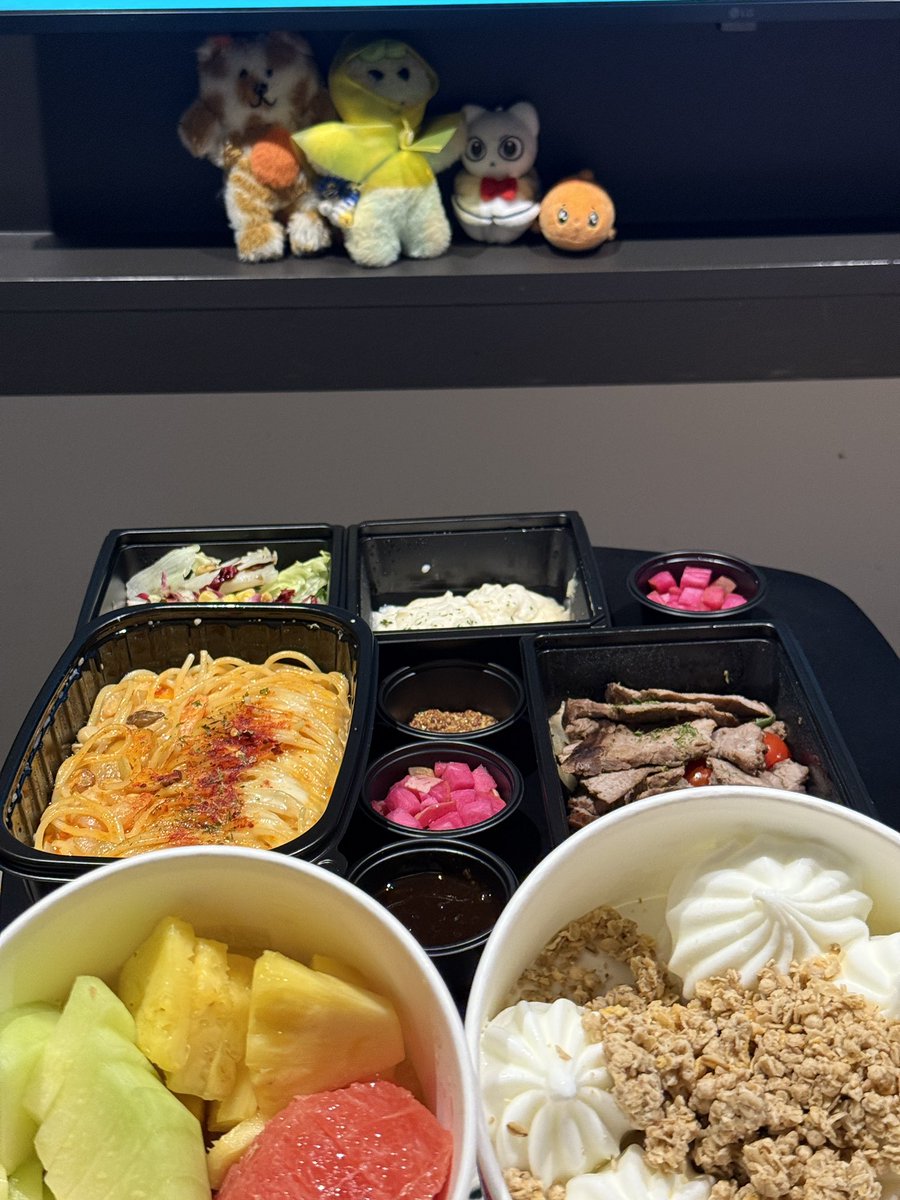 righthan21's tweet image. 오늘 걸스나잇 입니다
어른의 정식
스테끼와 파스타, 그리고 요아정
내가 떵오 왼쪽으로 와야된다고 존나 강조함
친구 : (ㅅㅂ) 알겠다고요