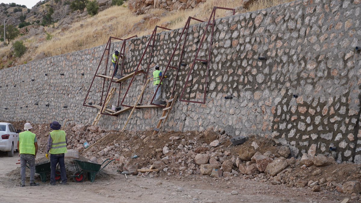 Belediye Başkanımız Sayın Mehmet Yarka, Kuzey Çevre Yolunda yürütülen çalışmaları yerinde ziyaret ederek incelemelerde bulundu, gelinen aşamaya ilişkin teknik ekiplerden bilgi aldı.