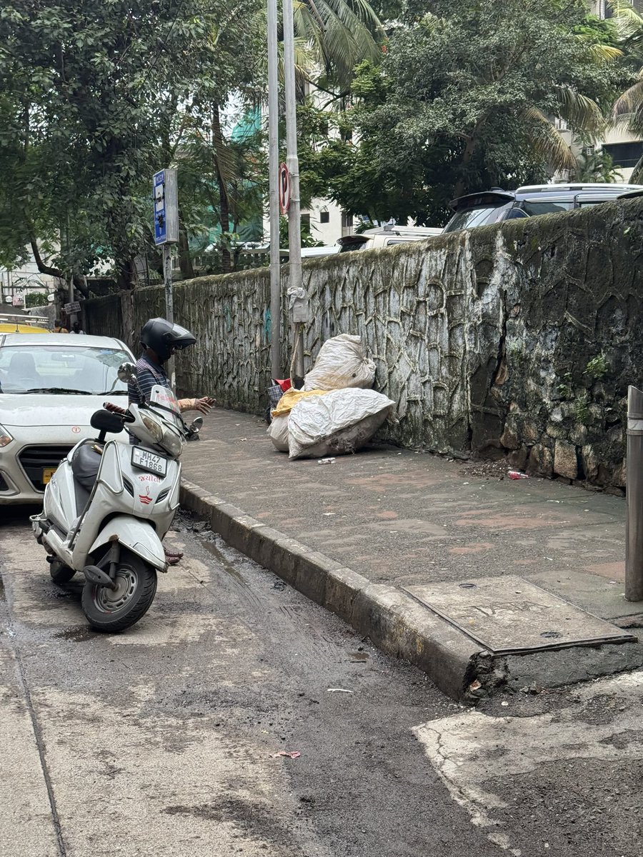 CleanMumbaiMove's tweet photo. @mybmcWardGS please look at the mess on #lowerparel outside @PalladiumMum . Despite numerous complaints no action has been taken to remove this person who uses the footpath as his personal property to sort garbage. He has made his house below the flyover with LPG cylinder to cook https://t.co/nEEQzVPBuK