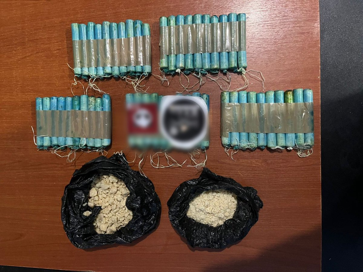 PoliciaEcuador's tweet image. SIN TREGUA AL MICROTRÁFICO DE DROGAS: APREHENDIMOS A TRES IMPLICADOS EN EL EXPENDIO DE SUSTANCIAS
Mediante labores investigativas ejecutadas en el circuito Pimocha, cantón Babahoyo #LosRíos, el personal policial aprehendió a tres individuos (dos adolescentes) presuntamente…